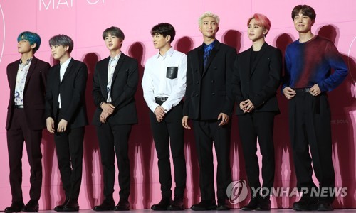 밝게 웃는 방탄소년단