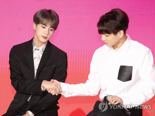 악수하는 진과 정국