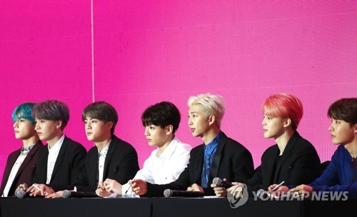 취재진 바라보는 방탄소년단
