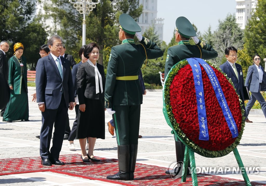 투르크메니스탄 독립기념탑에 헌화하는 문 대통령