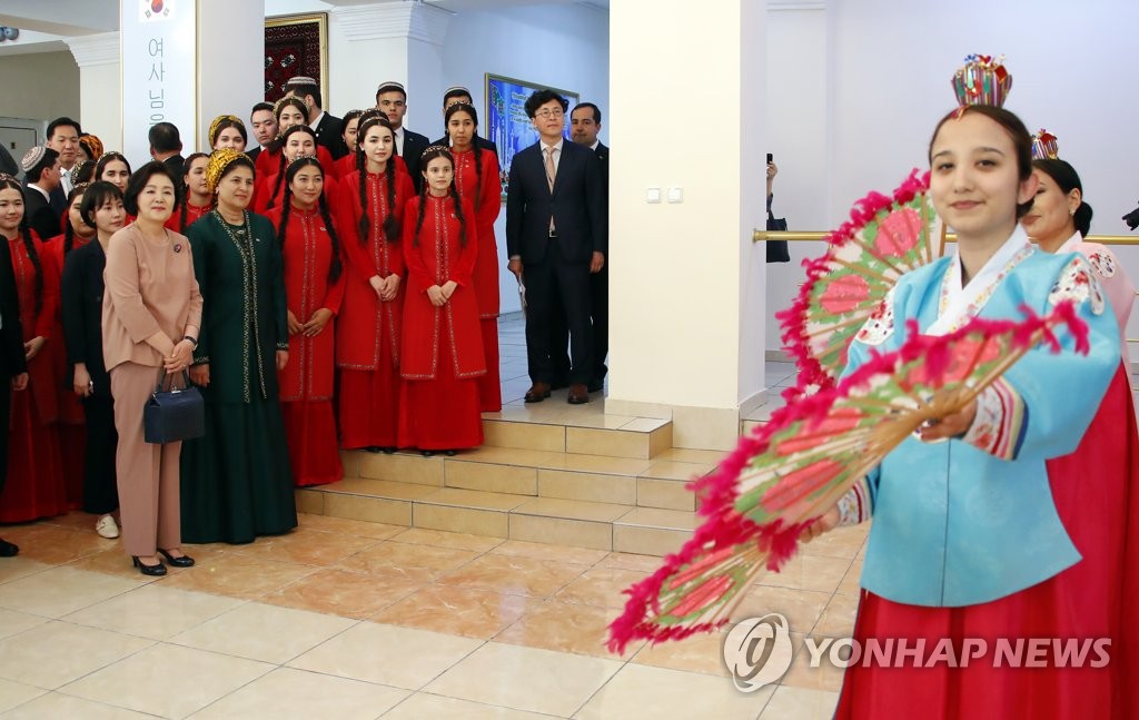 김정숙 여사, 투르크메니스탄 학생들이 '부채춤'을