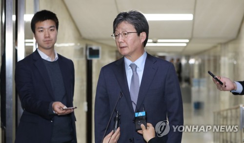 질문에 답하는 유승민 의원