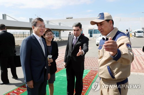 키얀리 가스화학플랜트 방문한 문 대통령과 투르크메니스탄 대통령