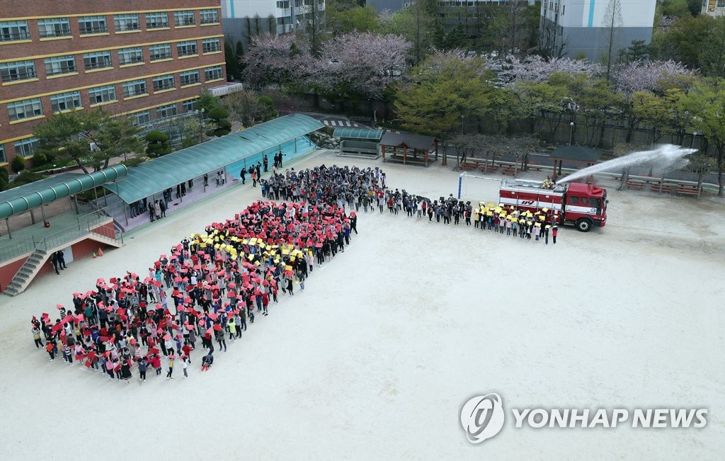 Fire distinguisher flashmob Fire distinguisher flashmob