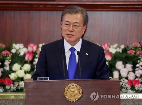 우즈베키스탄 의회에서 연설하는 문 대통령