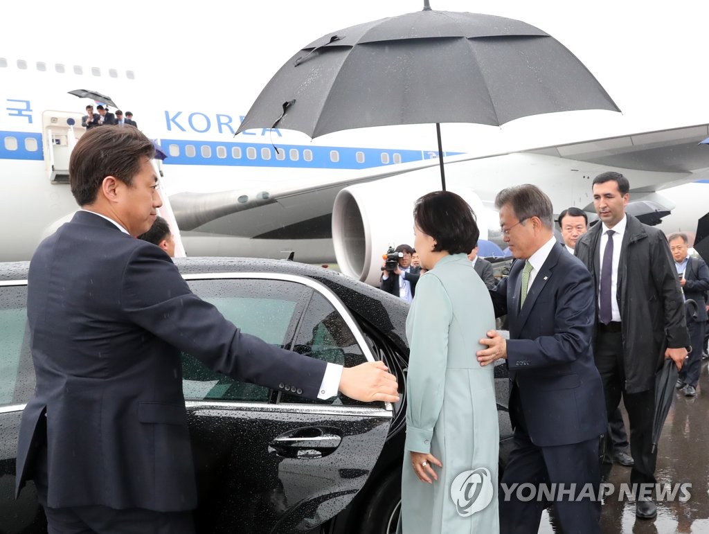 사마르칸트 도착한 문 대통령의 김정숙 여사 에스코트