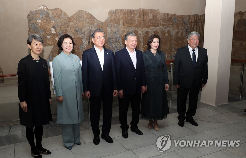아프로시압 벽화 앞에서 기념촬영하는 문 대통령
