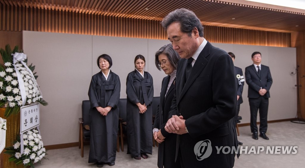 弔問客相次ぐ 弔問客相次ぐ