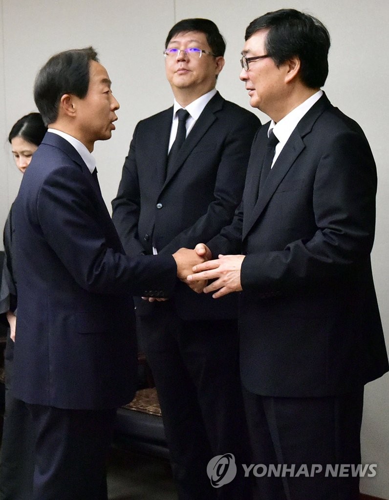 인사하는 김홍업-김현철