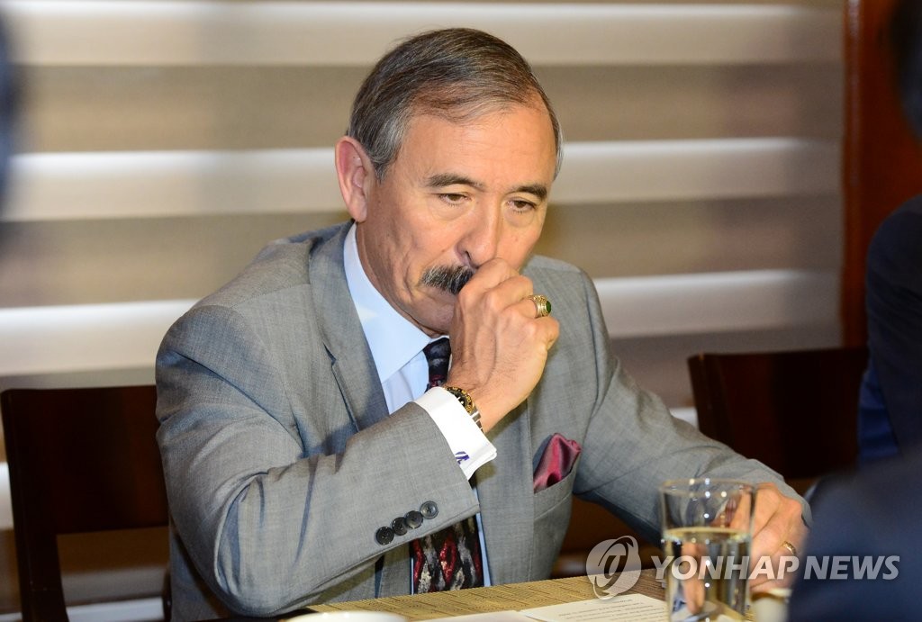 목 가다듬는 해리스 미 대사