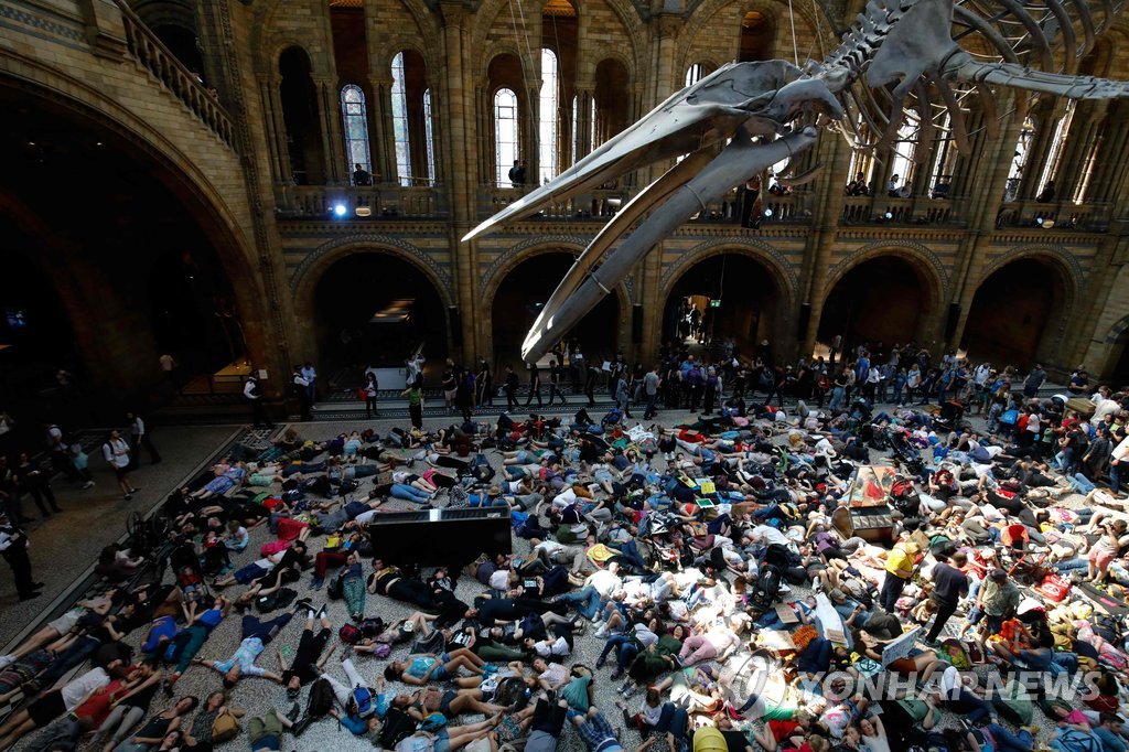 런던 자연사박물관에 드러누운 '기후변화 방지' 시위대