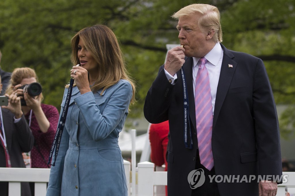 '부활절 달걀 굴리기' 출발 알리는 트럼프 부부