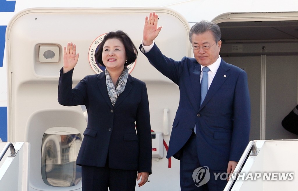 귀국길 오르는 문 대통령 내외
