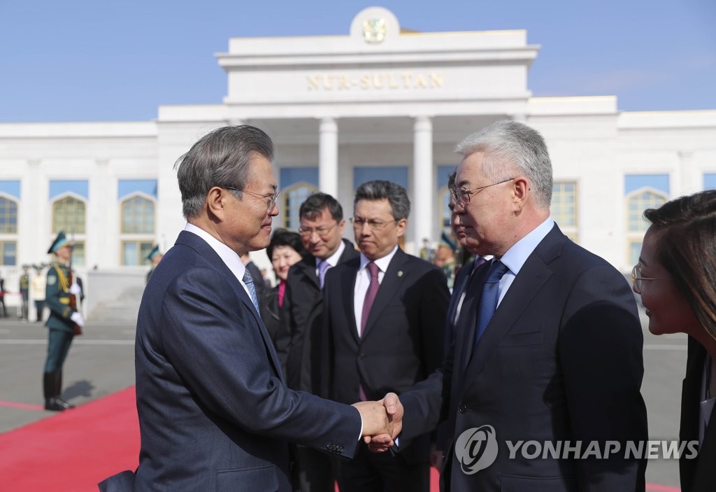 환송 인사와 악수하는 문 대통령