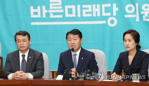 의총 결과 브리핑하는 김관영 원내대표