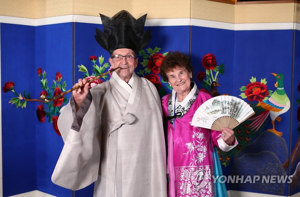 한복 입은 영연방 4개국 참전용사와 가족들