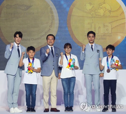 2019 광주세계수영선수권대회 공식 메달 공개, 수영 꿈나무들과 함께