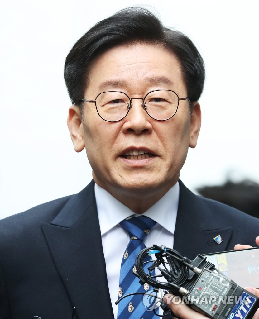 질문에 답하는 이재명 경기지사