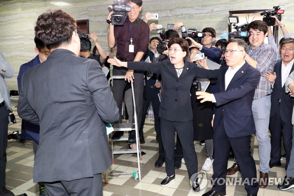 법안 접수 저지하는 자유한국당