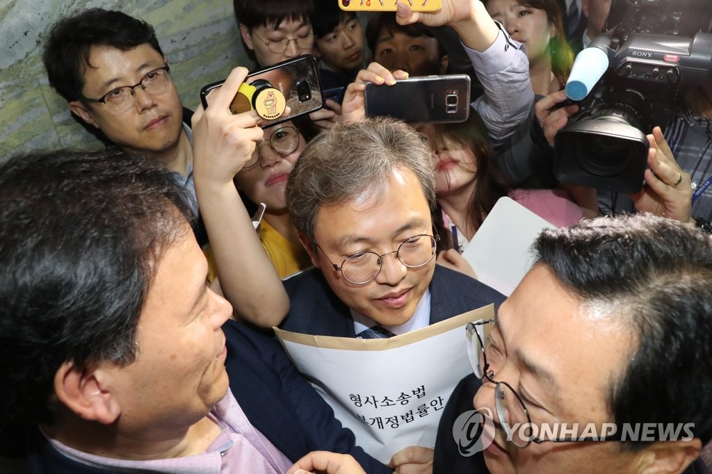 법안 제출 시도에 충돌하는 민주당과 한국당