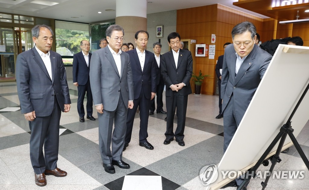 문 대통령, 강원도 산불피해 이주민 거주시설 현황 청취