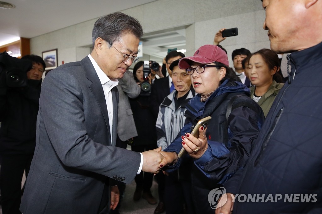 강원도 산불피해 이주민 만난 문 대통령