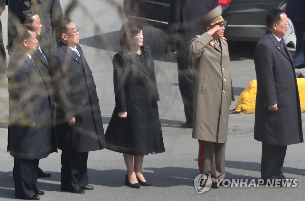 애국가 부르는 북한 인사들