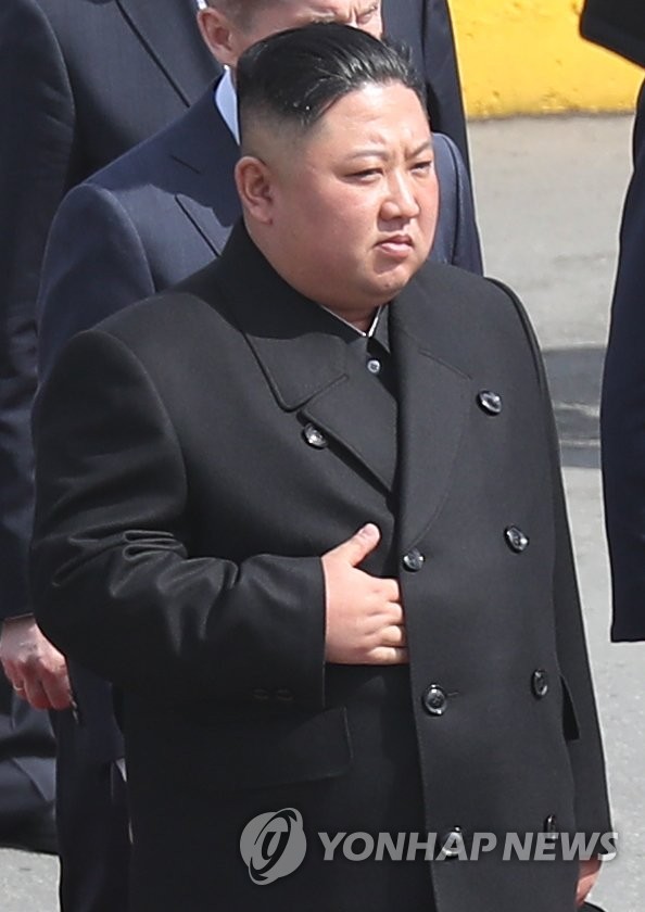 '코트 사이로 손' 제스쳐의 의미는?
