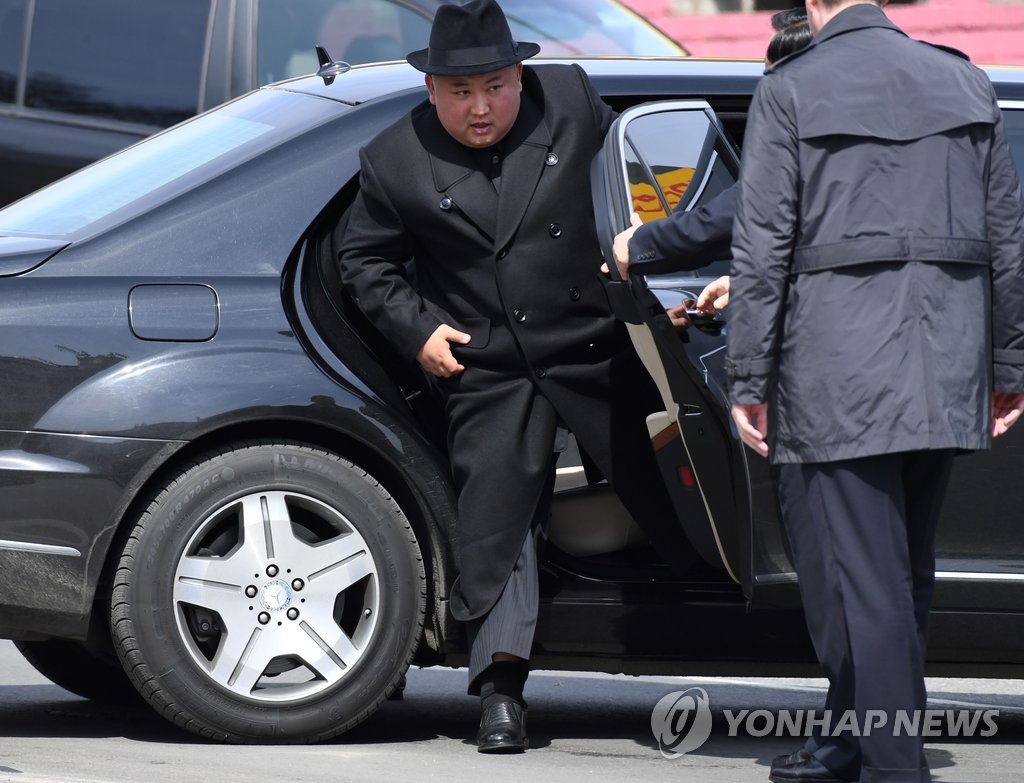 블라디보스토크 역 도착해 차에서 내리는 귀국길 김정은