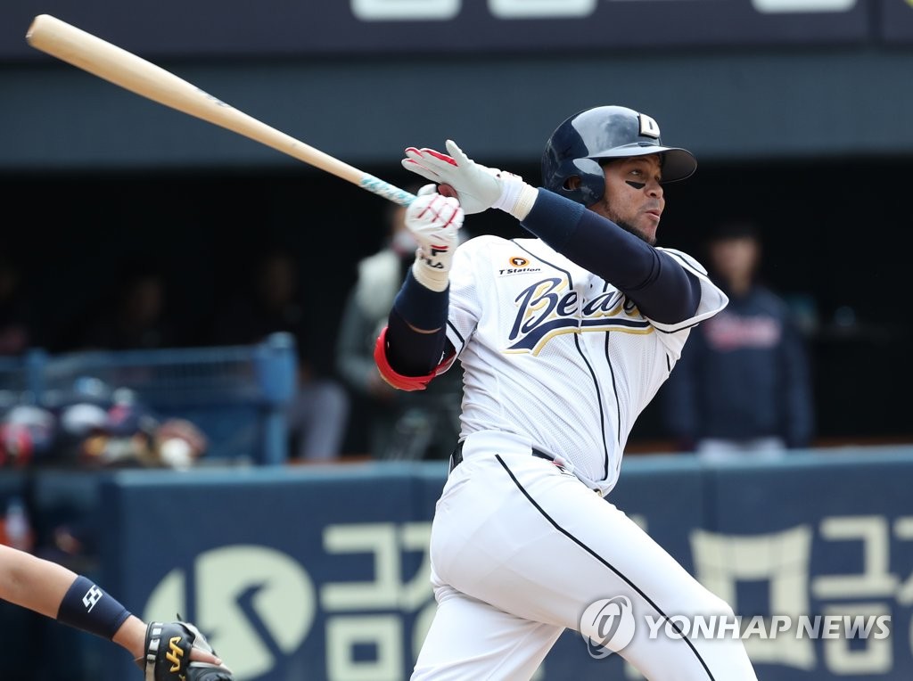 Jose Miguel Fernandez of the Doosan Bears hits a three-run home run against the Lotte Giants in the bottom of the second inning of a Korea Baseball Organization regular season game at Jamsil Stadium in Seoul on April 28, 2019. (Yonhap)