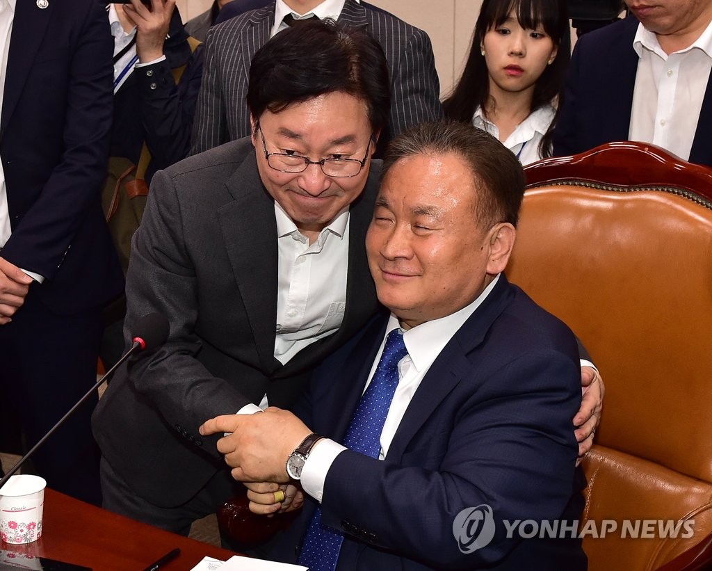 패스트트랙 지정, 악수하는 이상민 위원장과 박범계