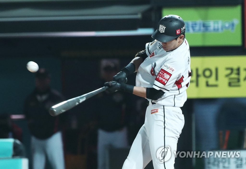 역전 2루타 치는 김민혁