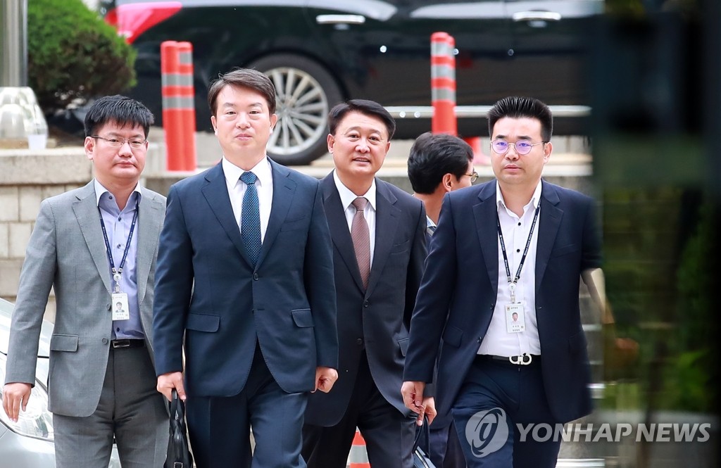 영장심사 출석하는 강신명-이철성 전 경찰청장