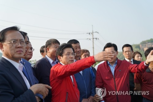 태양광 설치 중지된 저수지 찾은 황교안 대표