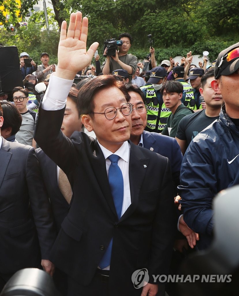 支持者にあいさつ 支持者にあいさつ
