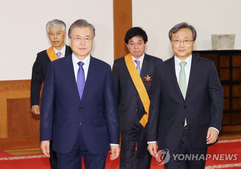 Moon confers state medals on retired justices Moon confers state medals on retired justices