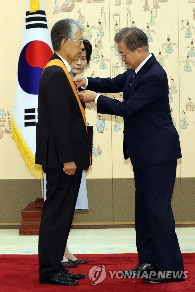 Moon confers state medals on retired justices Moon confers state medals on retired justices