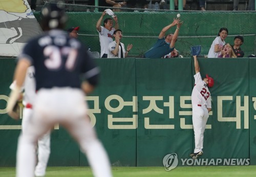 '글러브가 아닌 관중 손으로'