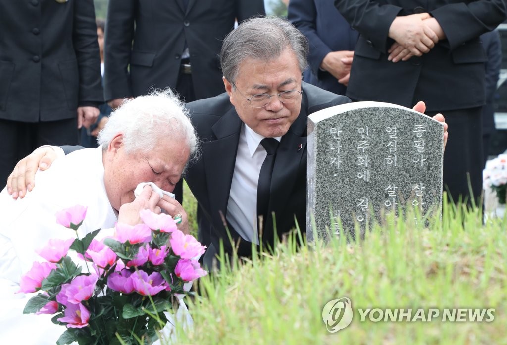 Moon consuela al familiar de una víctima de la represión del levantamiento de Gwangju Moon consuela al familiar de una víctima de la represión del levantamiento de Gwangju