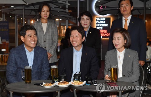 호프타임 회동하는 여야3당 원내대표