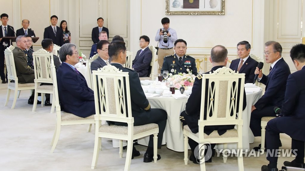 문 대통령, 한미 군 주요 지휘자와 오찬