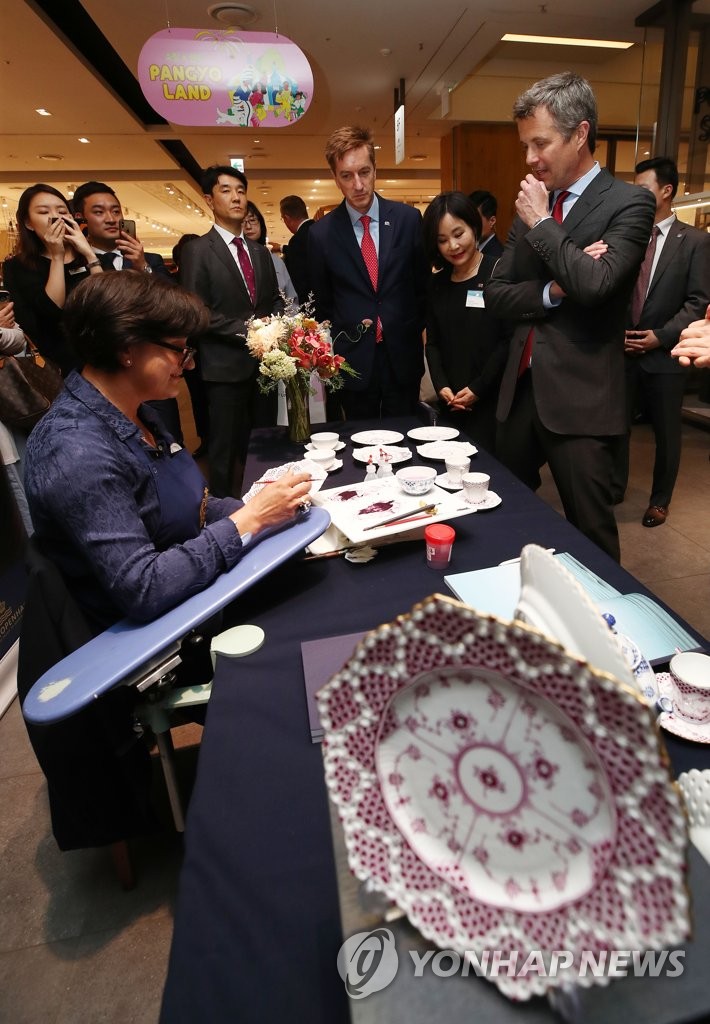 로얄 코펜하겐 부스 방문한 덴마크 왕세자