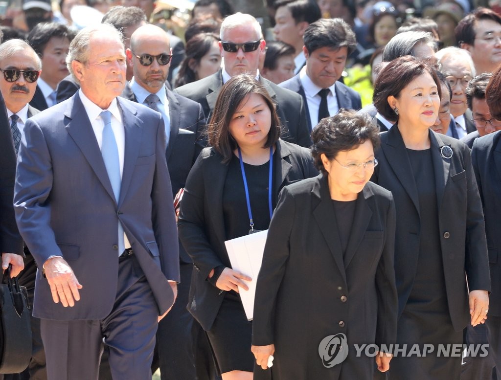 노무현 10주기 참석한 김정숙 여사와 부시 전 미국 대통령