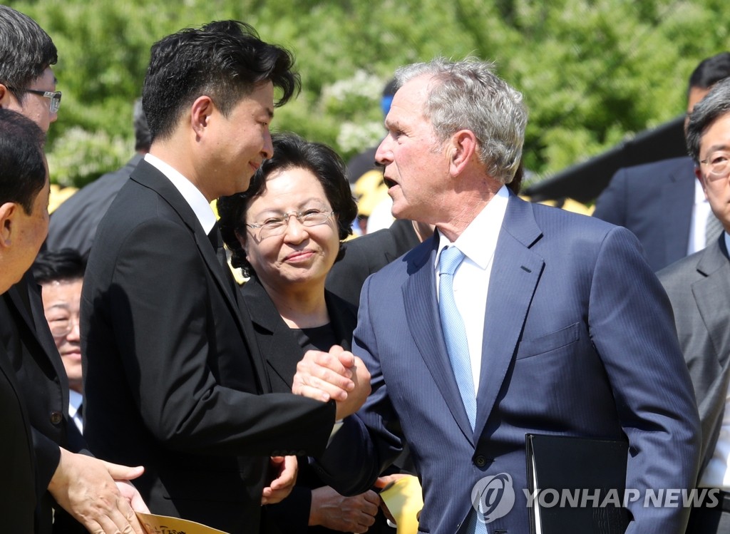 유가족과 인사하는 부시 전 미국 대통령
