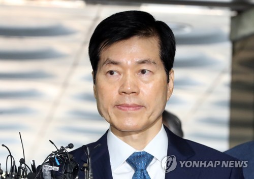법원 들어서는 김태한 대표이사