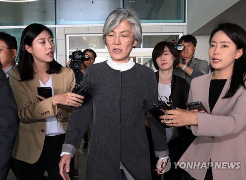 강경화 장관, '한미정상통화 유출' 질문에