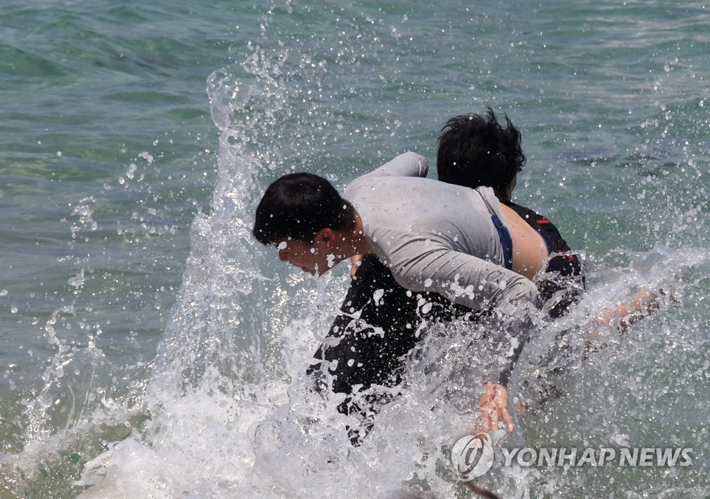 "폭염에는 물놀이가 최고"