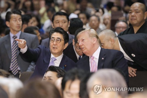 도쿄 국기관 방문한 트럼프와 아베