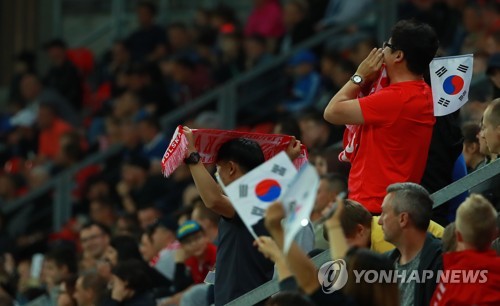 '목청 높여, 태극기 들고 응원한 여러분 덕분입니다'