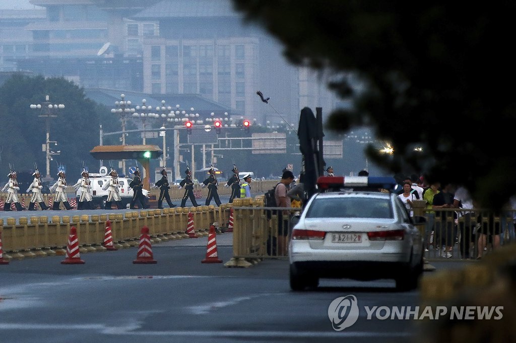 톈안먼 광장 감시하는 공안차량